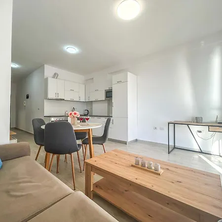 Infinite 680 Apartment *